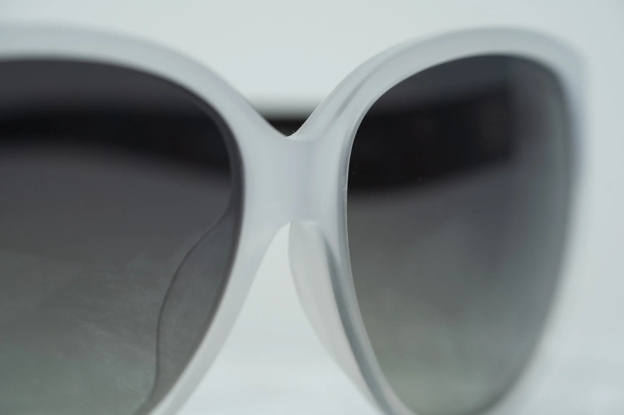 Oscar De La Renta Sunglasses Oval Ivory and Grey Lenses - Image 7