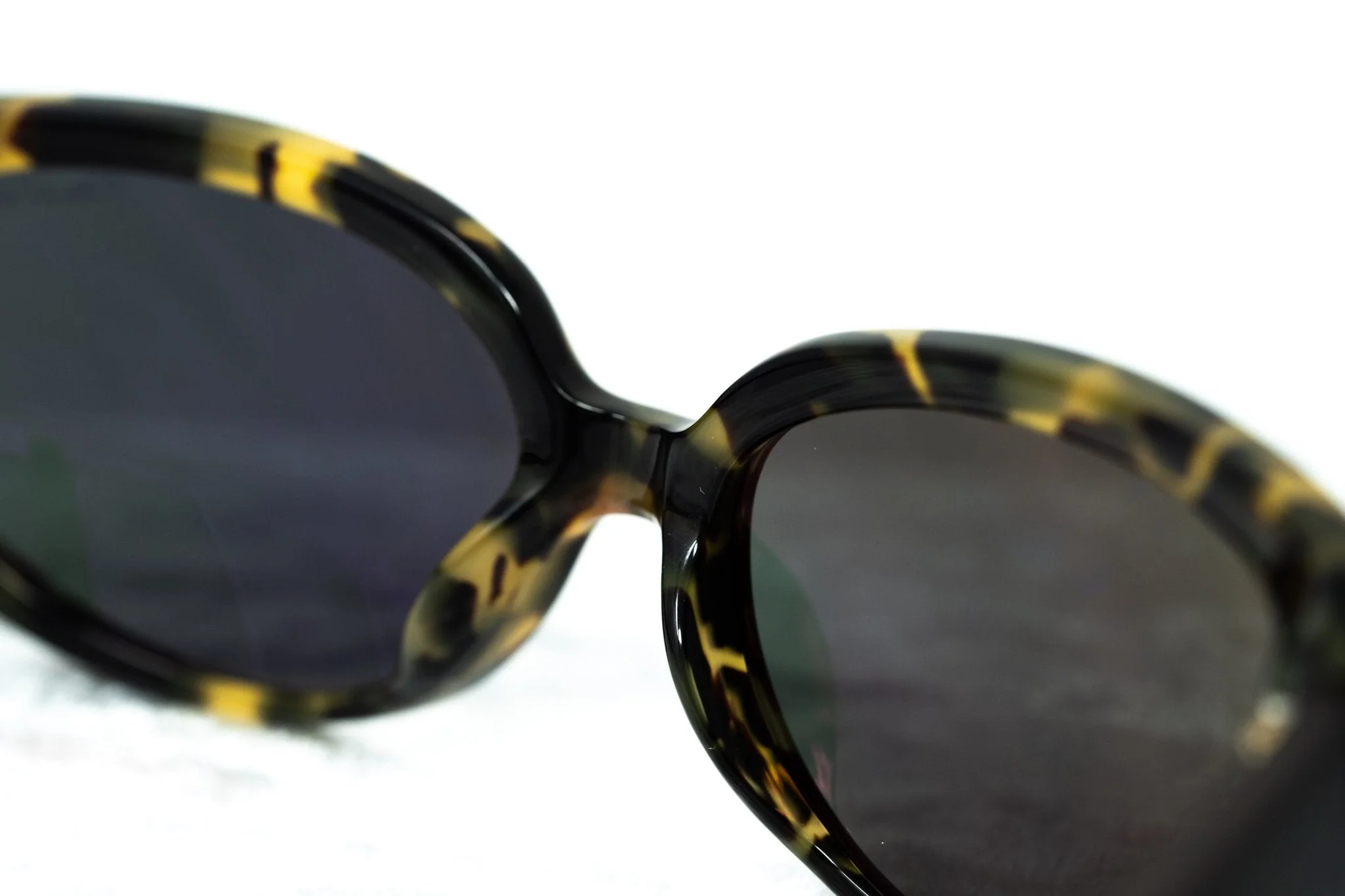 Oscar De La Renta Sunglasses Oval Tortoise and Dark Grey - Image 7