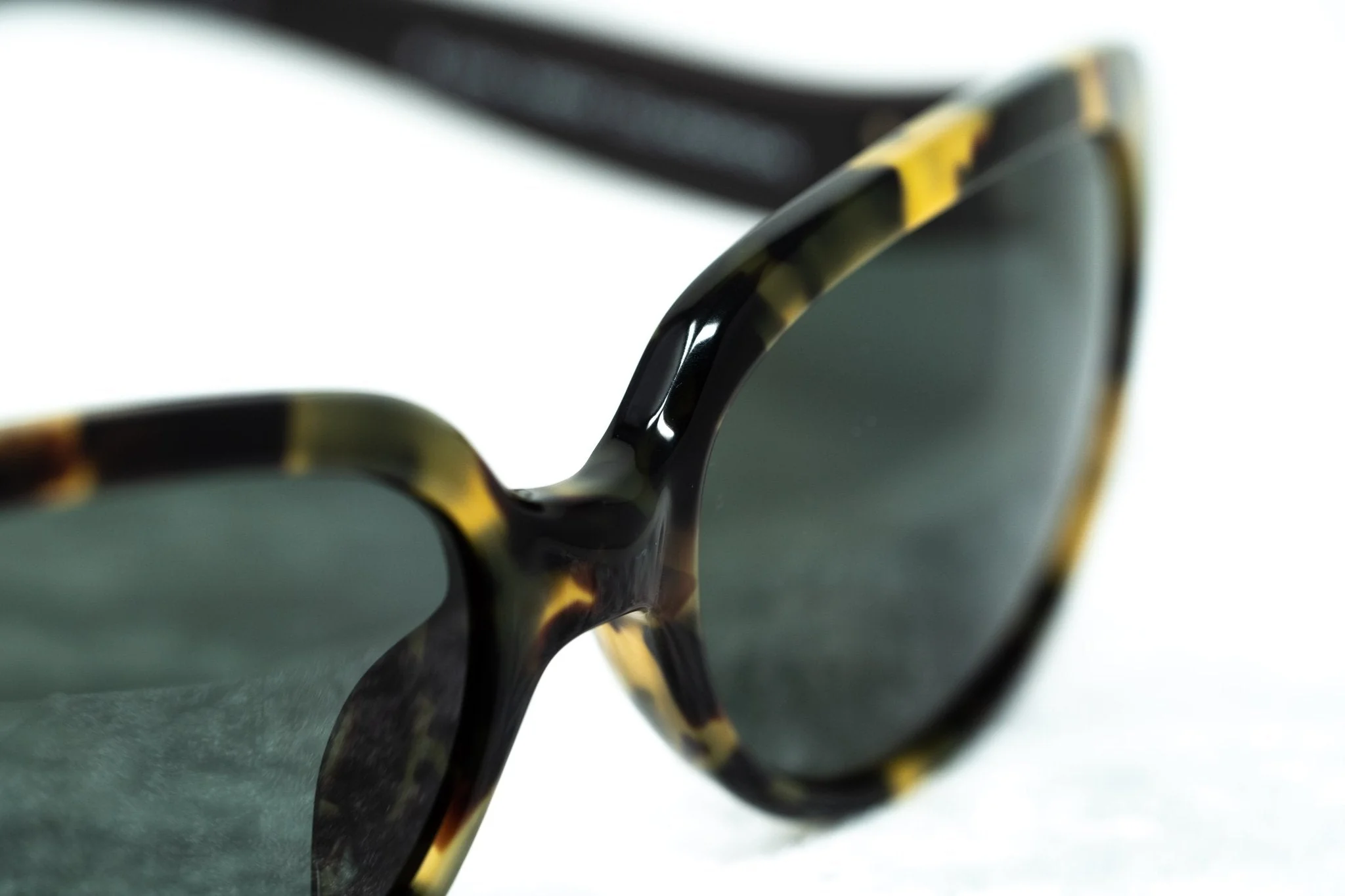 Oscar De La Renta Sunglasses Oval Tortoise and Dark Grey - Image 8