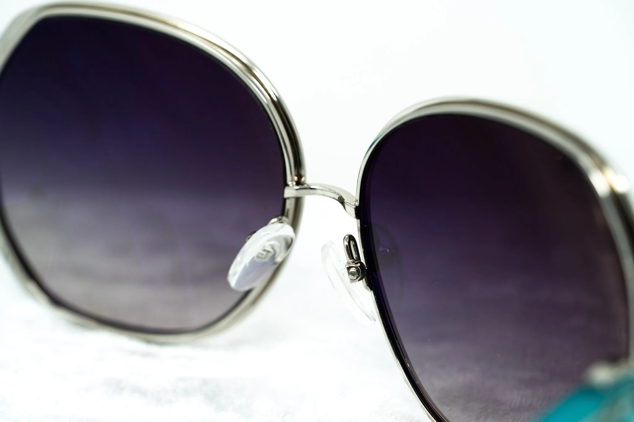 Oscar De La Renta Sunglasses Oversized Silver Multicolour Enamel and Grey - Image 7